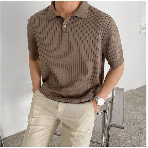 Polo rajut dan celana netral (Pinterest.com)