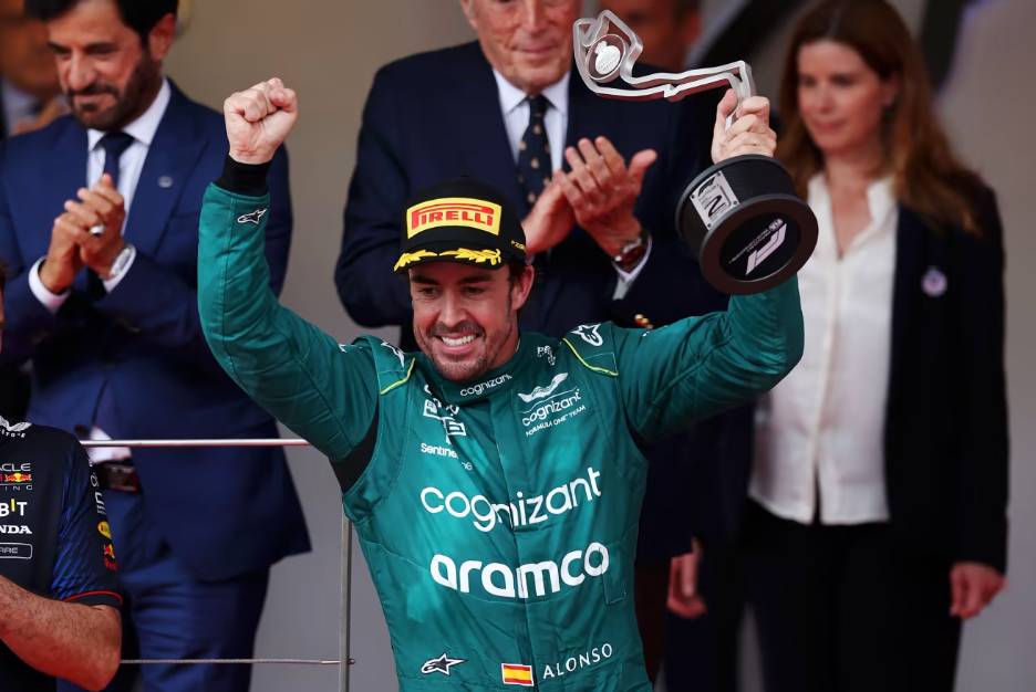 Fernando Alonso mengangkat trofi juara kedua di GP Monako 2023. (formula1.com)