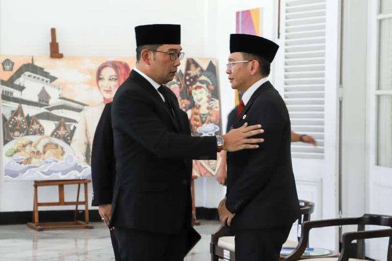Gubernur Jawa Barat (Jabar), Ridwan Kamil memberikan dukungan kepada Penjabat (Pj) Bupati Bekasi, Dani Ramdan yang baru saja mendapatkan Surat Keputusan Perpanjangan Masa Jabatan dari Kemendagri. (Dok. Pemprov Jabar)