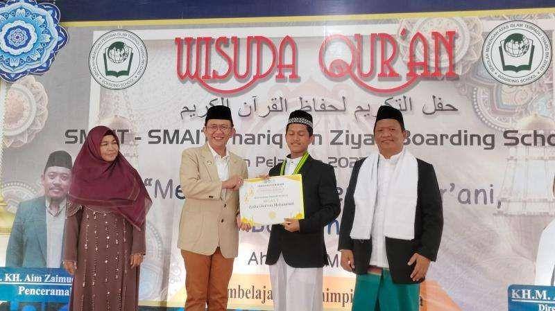 Pj Bupati Bekasi Dani Ramdan menghadiri Wisuda Qur'an SMP Islam Terpadu (SMPIT) dan SMA Islam Terpadu (SMAIT) Thariq Bin Ziyad, di Perumahan Grand Cikarang City, Desa Karangraharja, Kecamatan Cikarang Utara, pada Minggu (28/5/2023). (Dok. Pemprov Jabar)