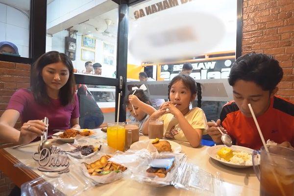 7 Potret Sarwendah Makan di Warteg, Gaya Duduknya Bikin Salfok