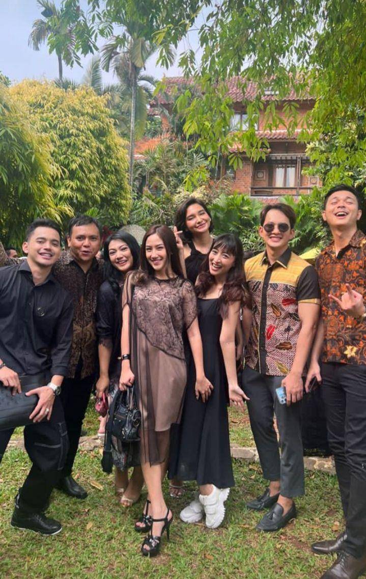 Ikipotret artis di pernikahan Puspa Ritchwary dan Fariz (instagram.com/kikifarrel_)