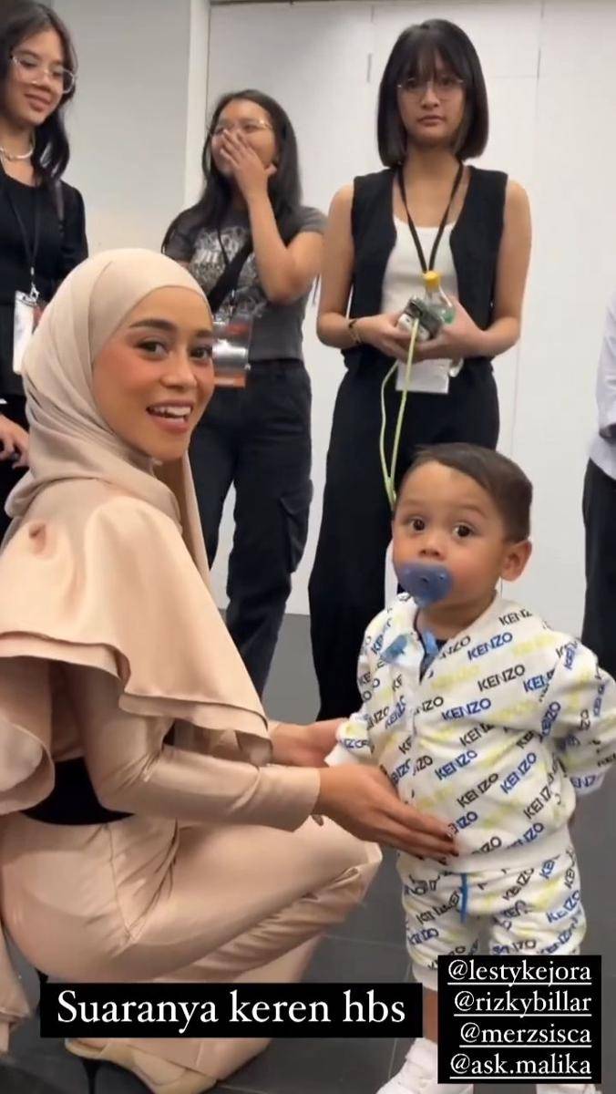potret Rizky Billar momong anak saat Lesti Kejora manggung (instagram.com/helenalim899)
