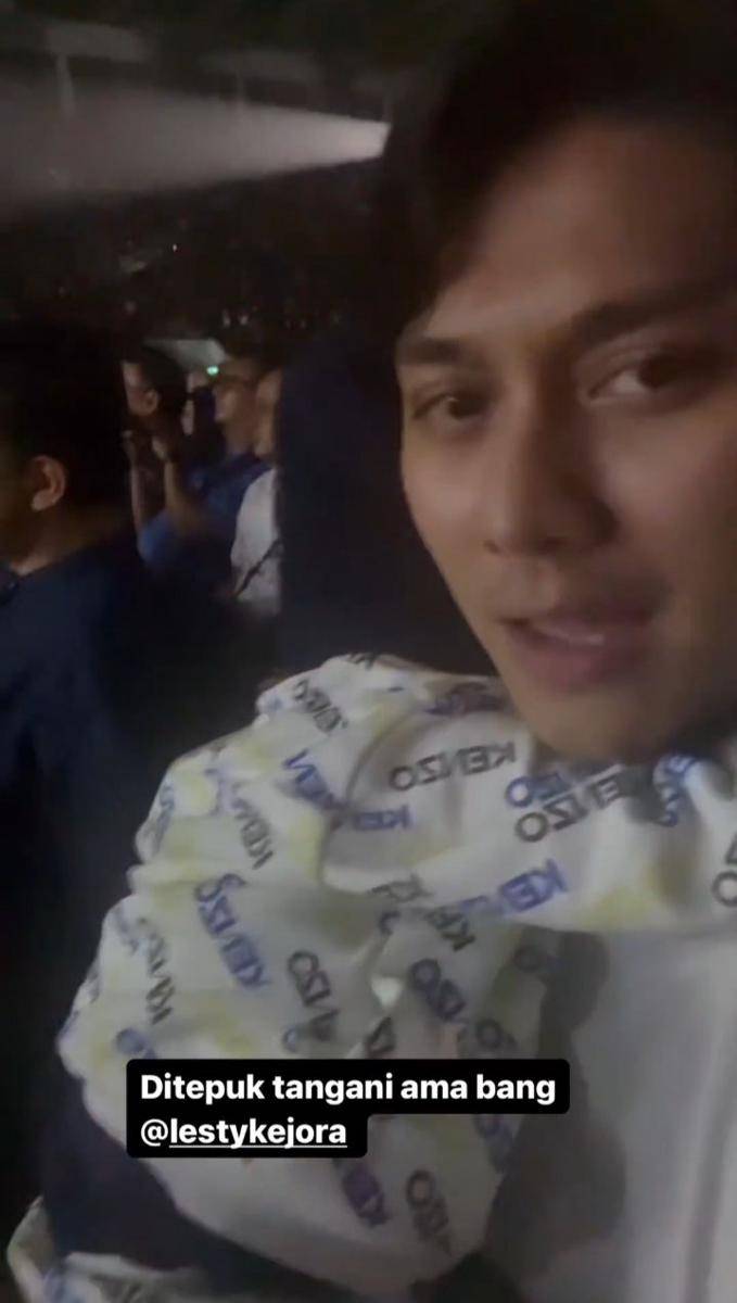 potret Rizky Billar momong anak saat Lesti Kejora manggung (instagram.com/rizkybillar)