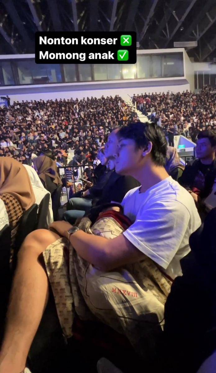 potret Rizky Billar momong anak saat Lesti Kejora manggung (instagram.com/rizkybillar)