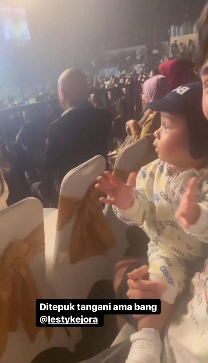 potret Rizky Billar momong anak saat Lesti Kejora manggung (instagram.com/rizkybillar)