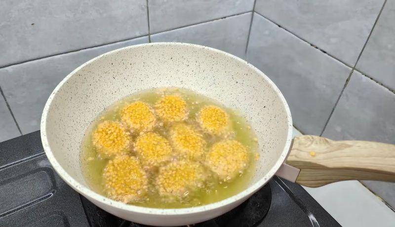 gambar nugget yang sedang digoreng (youtube.com/CR COOK)