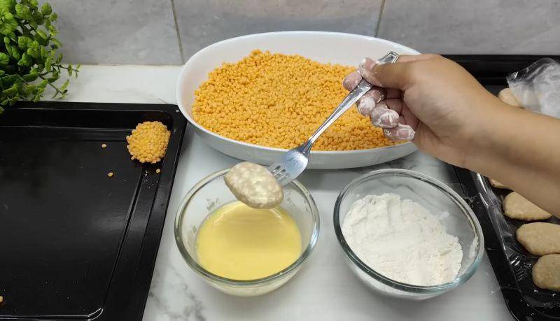 gambar nugget yang sedang dibuat (youtube.com/CR COOK)