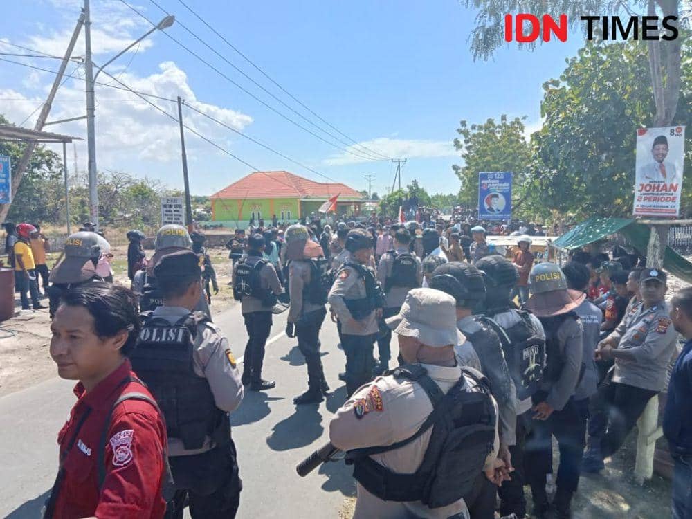 Tuntut Perbaikan Jalan Rusak, Warga Bima Tutup Jalan Lintas Provinsi