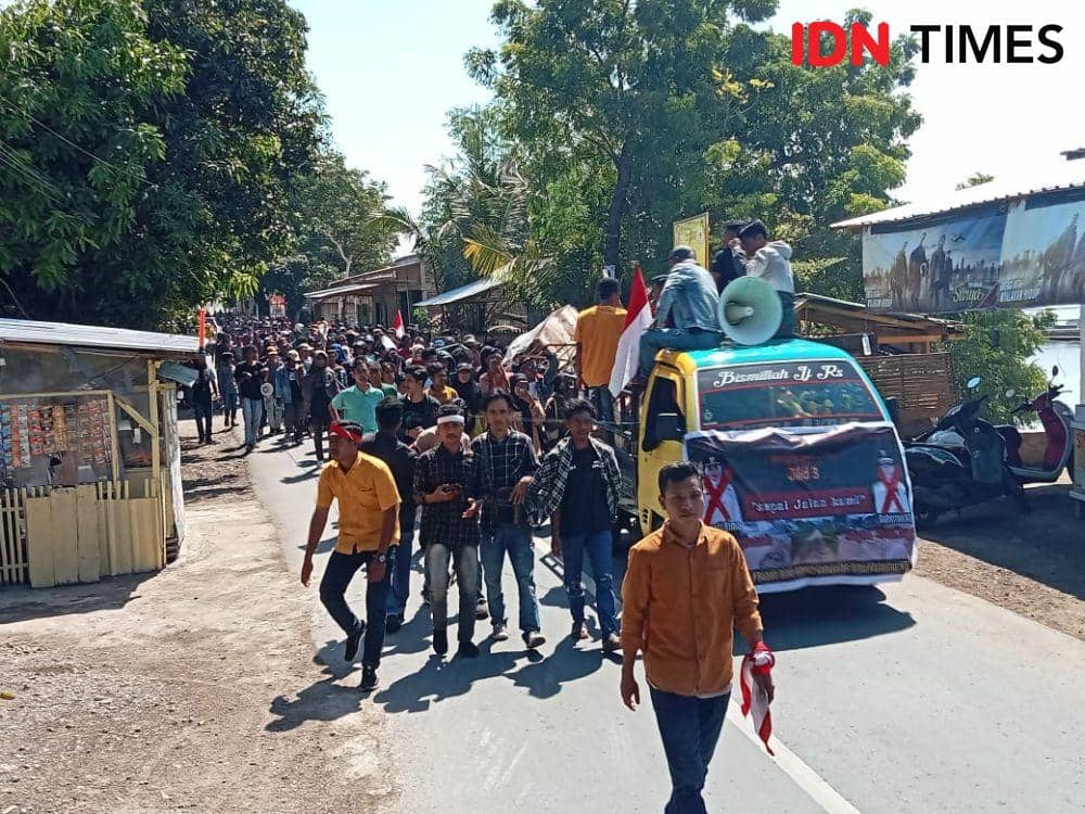 Foto massa aksi saat menutup jalan lintas provinsi di Desa Bajo Kecamatan Soromandi Kabupaten Bima (IDN Times/Juliadin Sutarman)