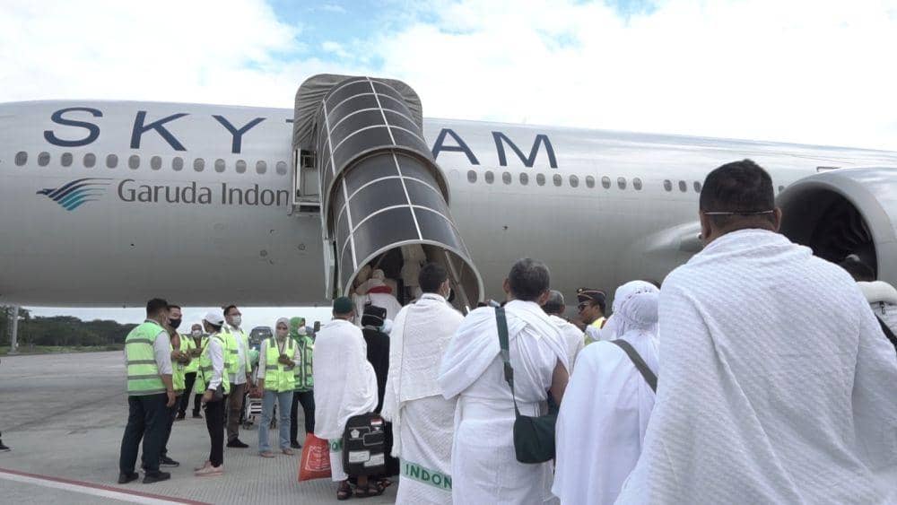 Jemaah haji NTB menaiki pesawat saat pemberangkatan haji 2022. (dok. Bandara Lombok)