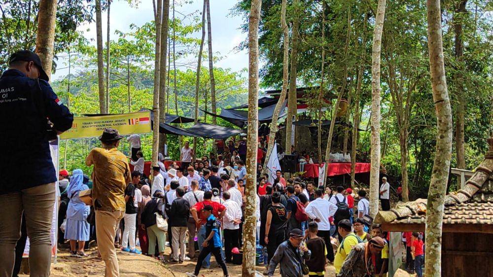 Suasana Vihara Buddha Jayanti di Bukit Kasap Pudakpayung Banyumanik, Semarang saat menyambut kedatangan para biksu yang menyeberang dari Sungai Kaligarang. (IDN Times/Istimewa)