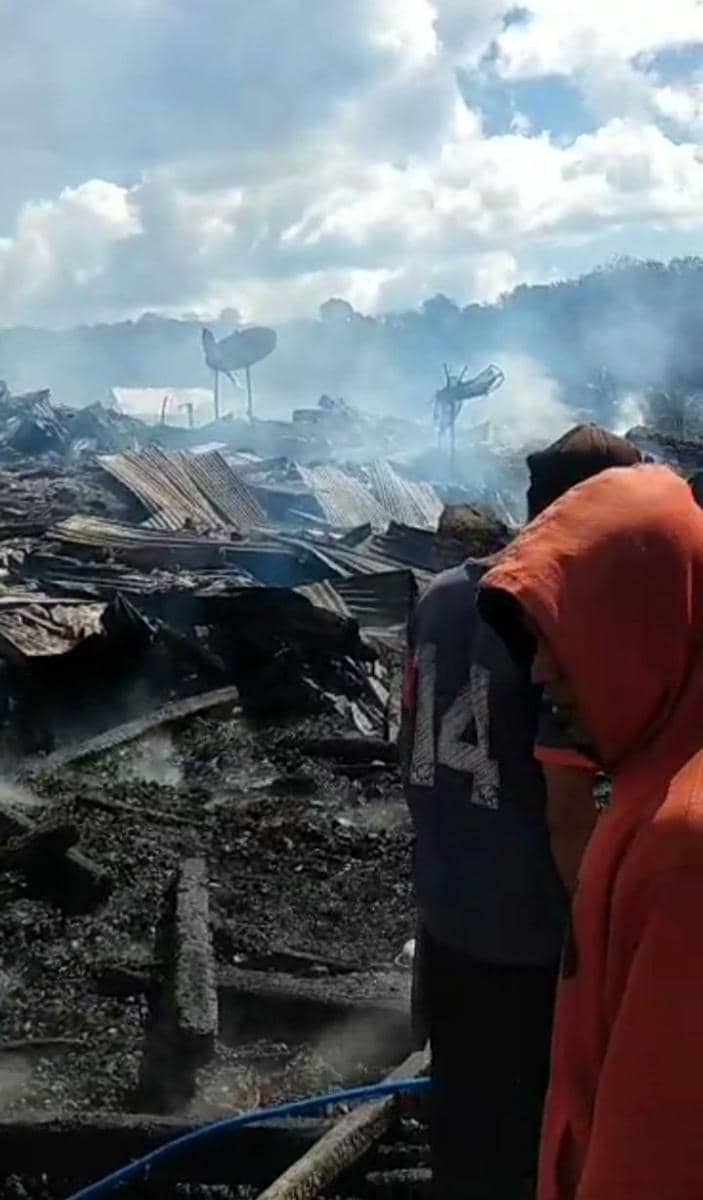 Warga membersihkan puing-puing bangunan rumah yang terbakar. (dok. Istimewa)