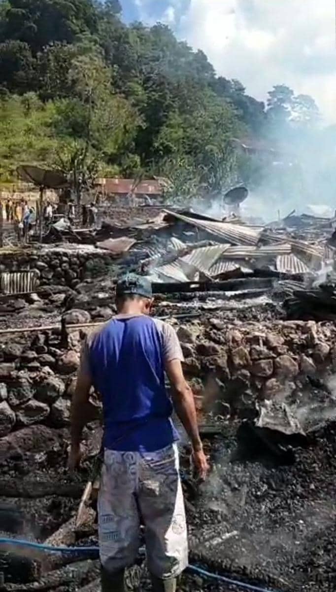 Warga membersihkan puing-puing bangunan rumah yang terbakar. (dok. Istimewa)