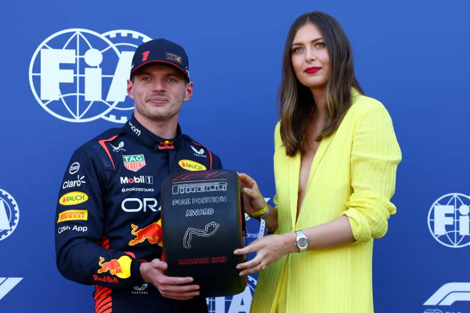 Maria Sharapova memberikan penghargaan kepada Max Verstappen yang meraih pole position di sesi kualifikasi GP Monako 2023. (formula1.com)