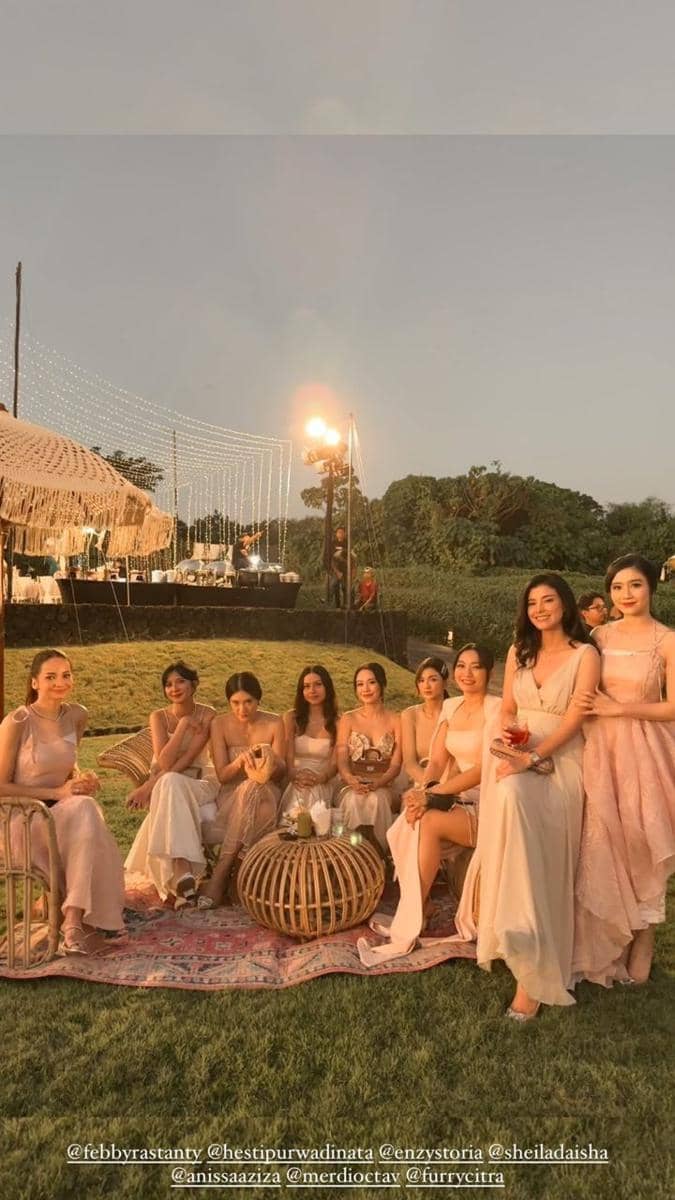 gaya tamu resepsi Jessica Mila di Bali (instagram.com/medinadinaaa)