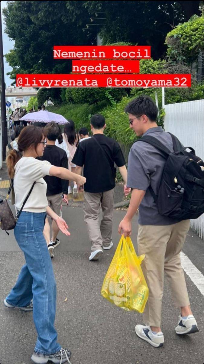 Livy Renata dan Tomo Waseda Boys (instagram.com/arnoldpo)