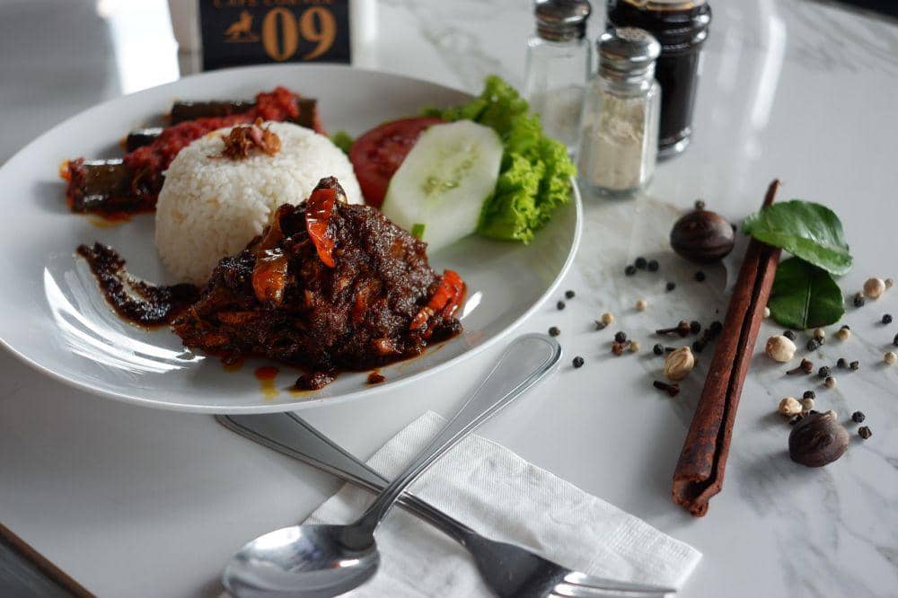 Nasi rendang di atas meja (pixabay.com/DennyLubis)