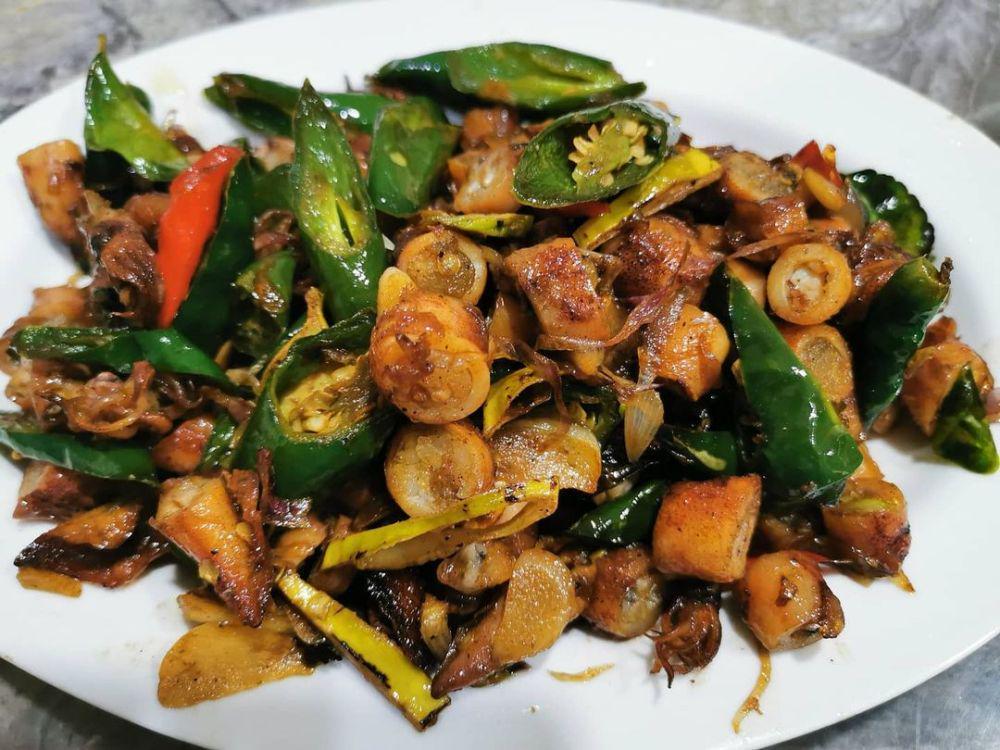 5 Cara Membuat Tumis Cumi Asin Cabai Hijau yang Enak