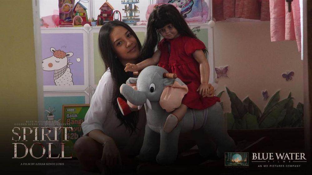 Anya Geraldine dan boneka arwah (instagram.com/bluewater_films)
