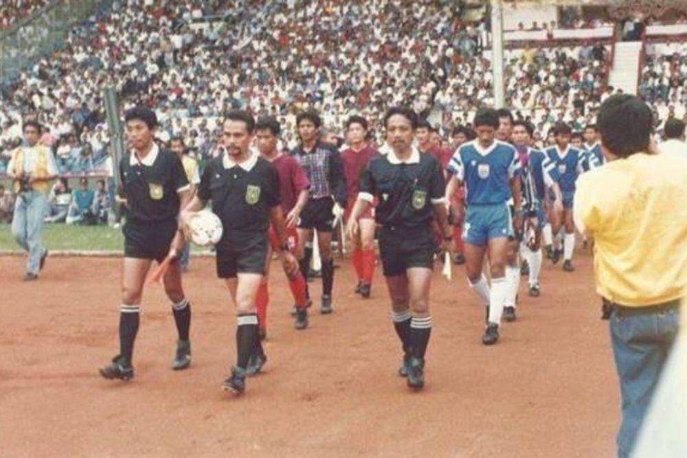Para pemain PSM Ujung Pandang dan Persib Bandung menuju lapangan sebelum laga semifinal Divisi Utama Perserikatan PSSI 1991-92 di Stadion Utama Senayan Jakarta, 28 Februari 1992. (Dok. Istimewa)