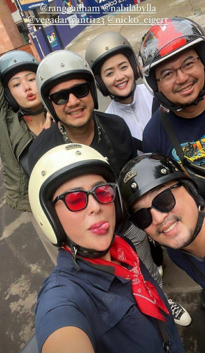 potret Selvi Kitty naik vespa (instagram.com/selvikitty)