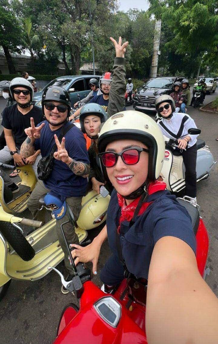 potret Selvi Kitty naik vespa (instagram.com/selvikitty)