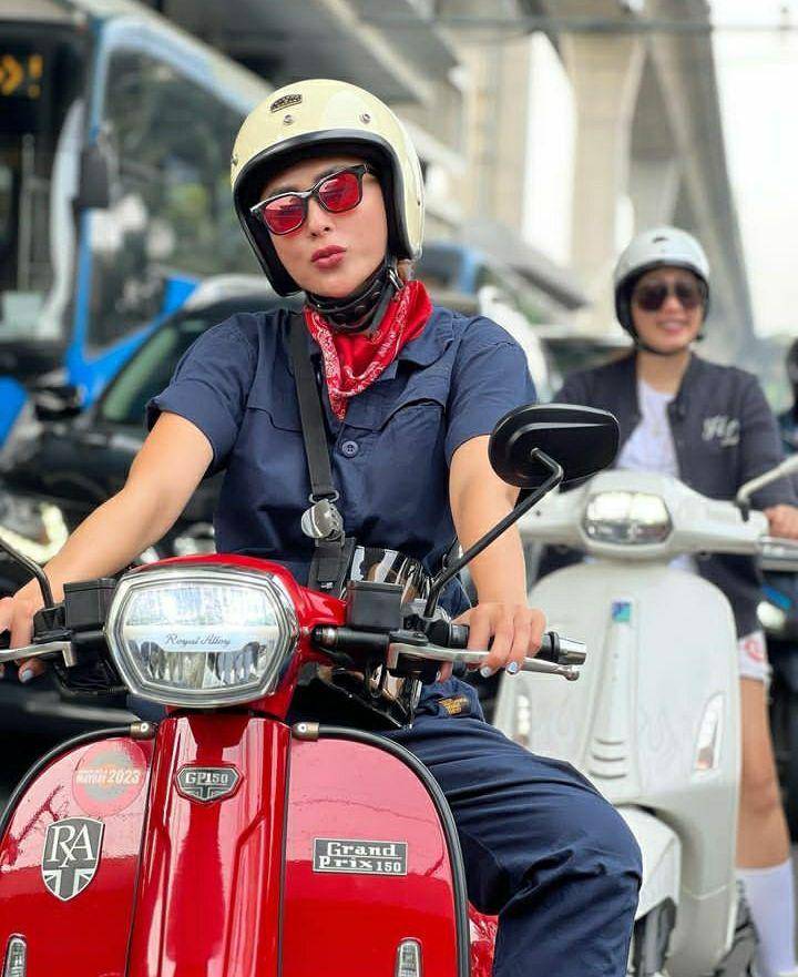 potret Selvi Kitty naik vespa (instagram.com/selvikitty)