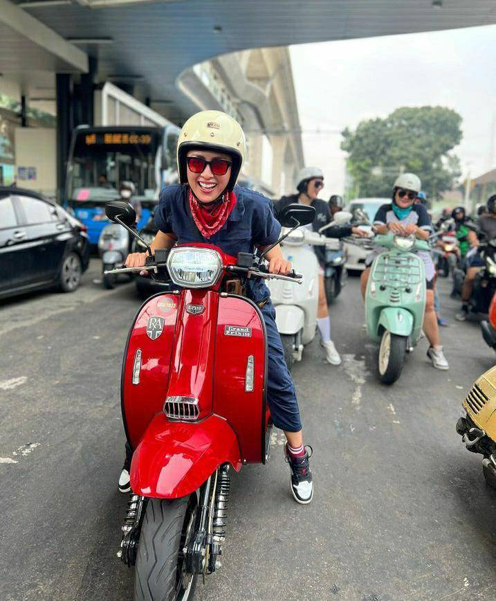 potret Selvi Kitty naik vespa (instagram.com/selvikitty)