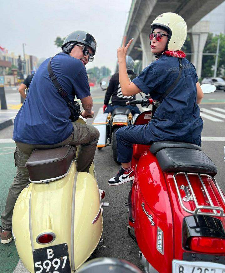 potret Selvi Kitty naik vespa (instagram.com/selvikitty)