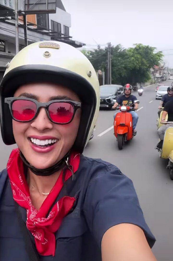 potret Selvi Kitty naik vespa (instagram.com/selvikitty)