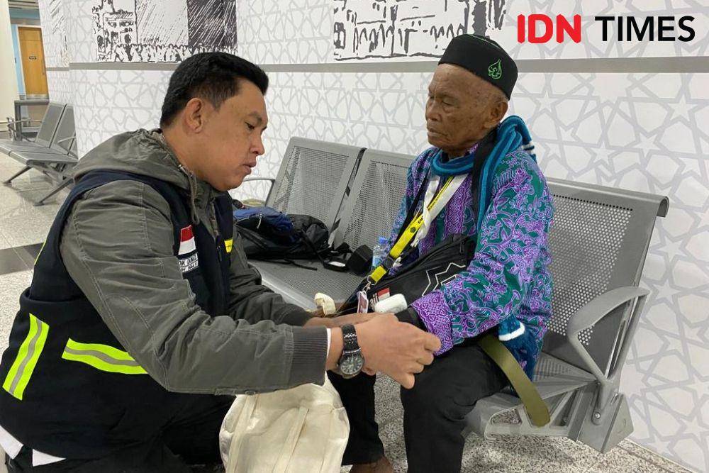Jemaah Lansia diperiksa kesehatannya saat tiba di Bandara AMMA, Madinah. (IDN Times/Sunariyah)