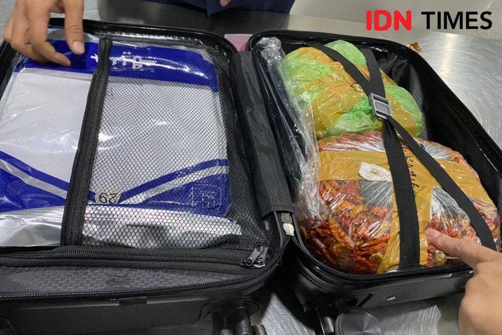 Isi koper Jemaah Haji Indonesia yang tiba di Madinah. (IDN Times/Sunariyah)