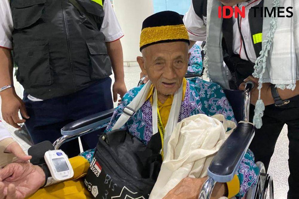 Jemaah Lansia diperiksa kesehatannya saat tiba di Bandara AMMA, Madinah. (IDN Times/Sunariyah)