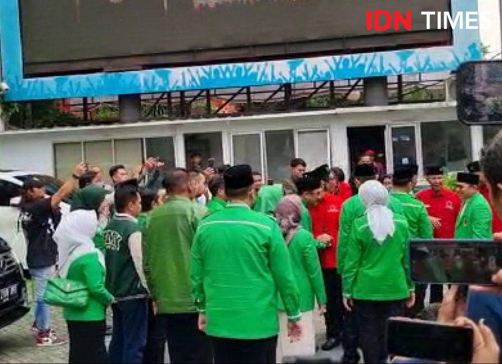 Sekjen PDIP, Hasto Kristiyanto menyambangi kantor DPP PPP disambut Sekjen PPP, Arwani Thomafi (IDN Times/Ilman Nafi'an)