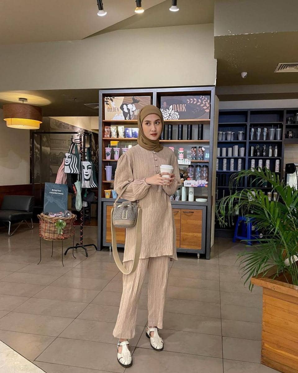 inspirasi daily outfit dengan one set (instagram.com/inasrana)