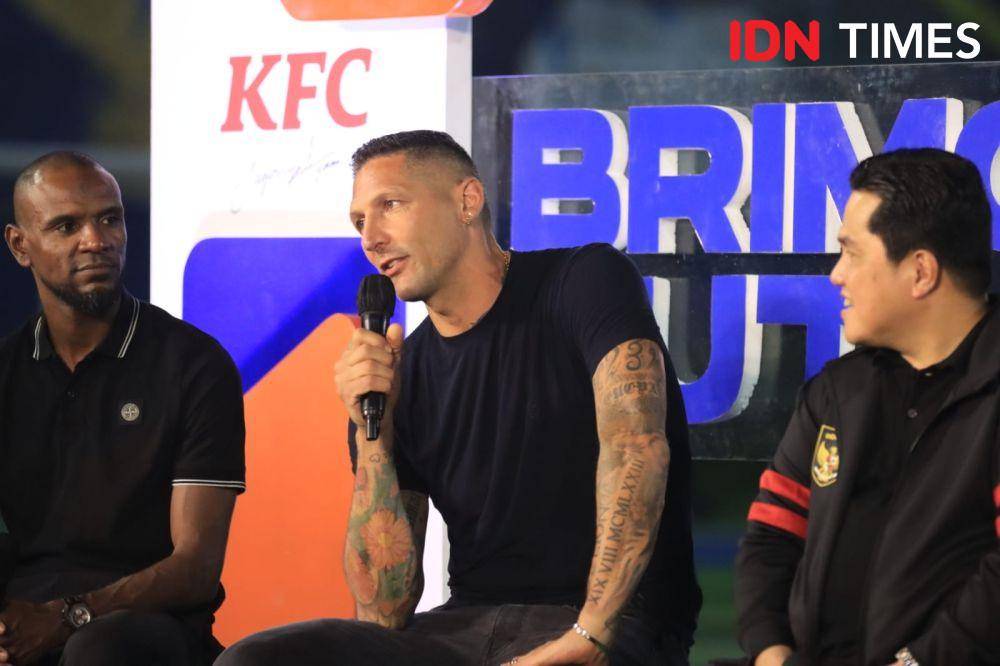 Eric Abidal dan Marco Materazzi. (IDN Times/Tino).