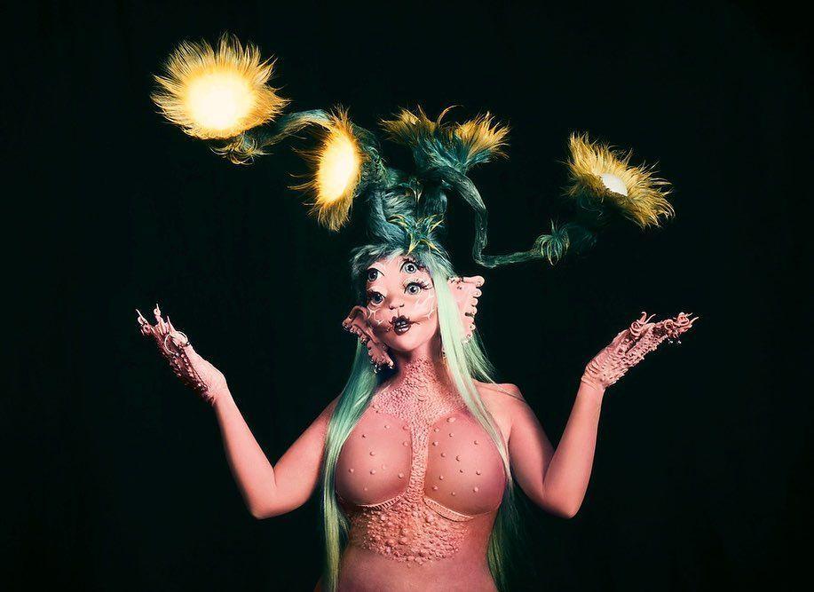 Punya Empat Mata, 7 Potret Terbaru Melanie Martinez Nyentrik Abis