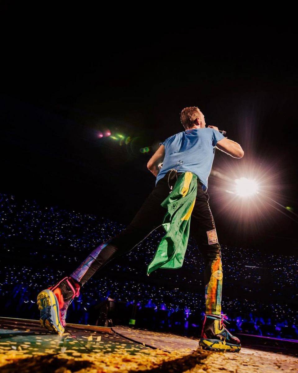 Chris Martin saat tampil dalam Music of the Spheres World Tour (instagram.com/coldplay)
