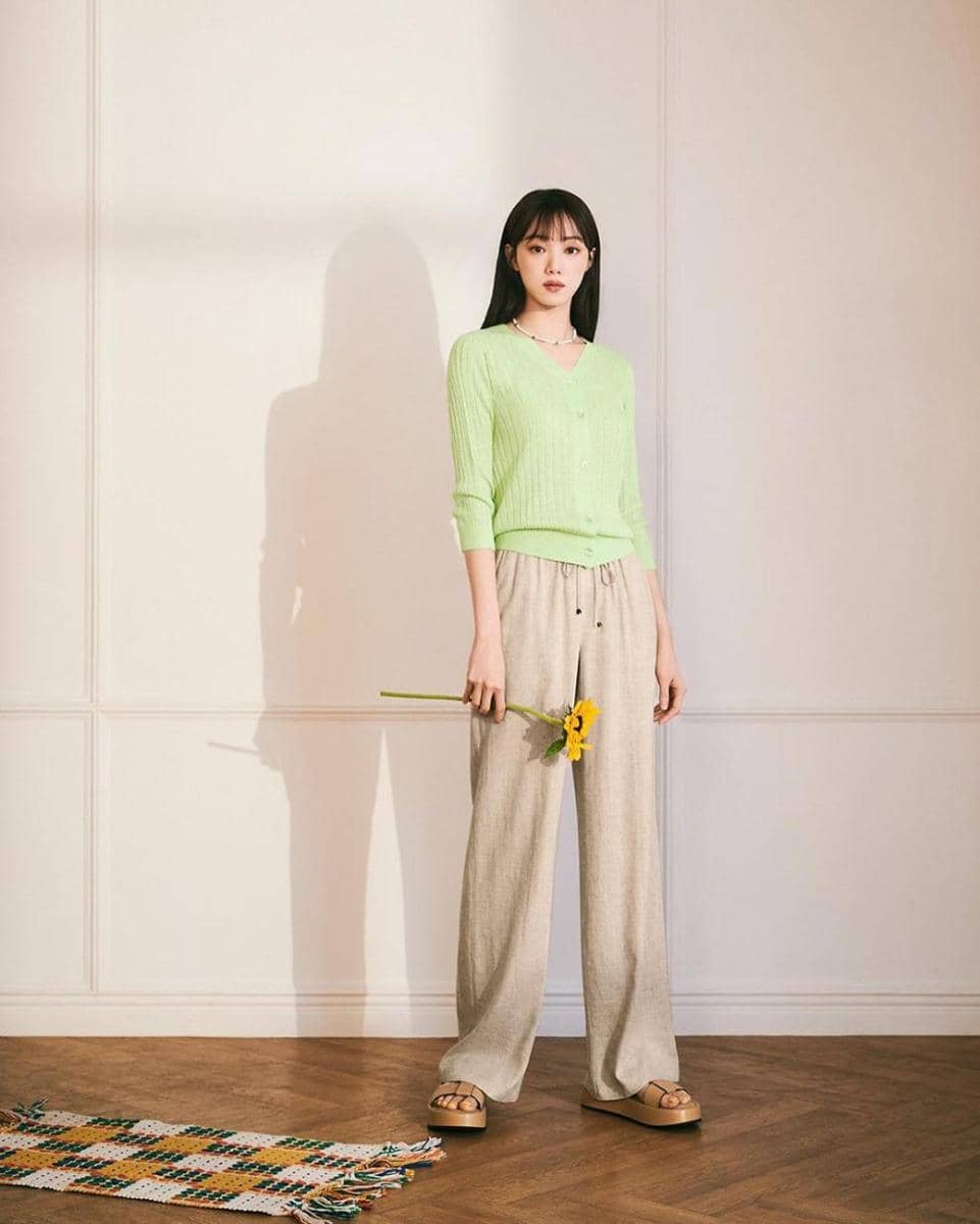 Padu padan outfit kasual ala Lee Sung Kyung (instagram.com/the_atg_official)