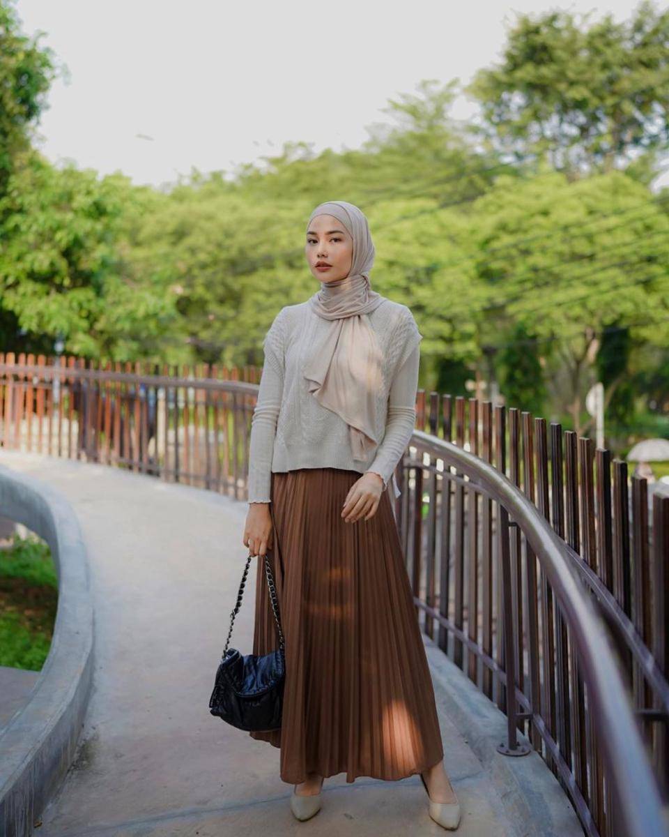 inspirasi outfit kerja ala artis (instagram.com/daraarafah)