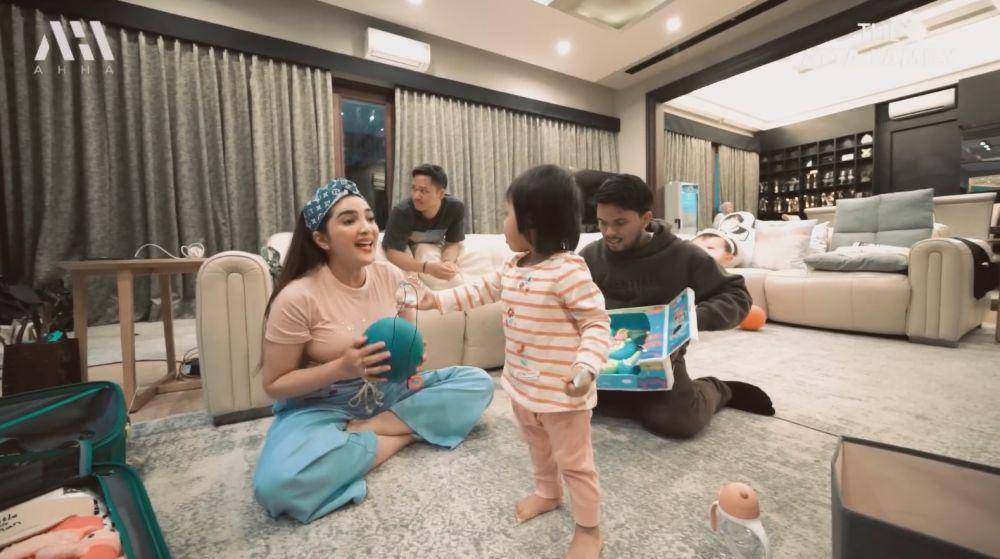 Oleh-oleh Ashanty untuk Ameena (YouTube.com/Atta Halilintar)