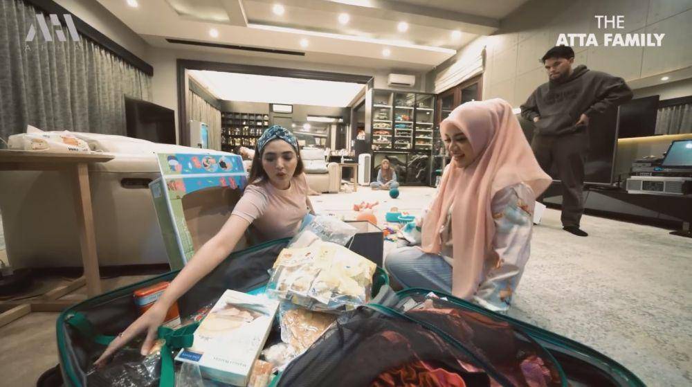Oleh-oleh Ashanty untuk Ameena (YouTube.com/Atta Halilintar)