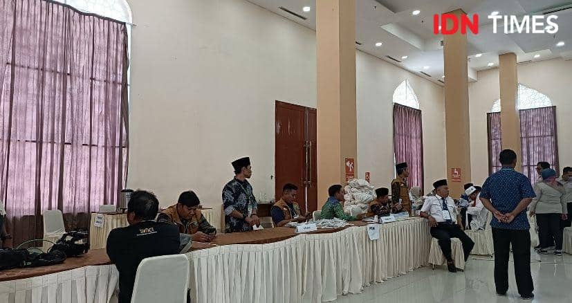 Suasana para calon jemaah Haji kloter 7 di embarkasi Medan (IDN Times/Indah Permata Sari)