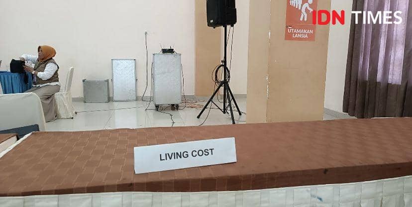 Suasana para calon jemaah Haji di embarkasi Medan (IDN Times/Indah Permata Sari)