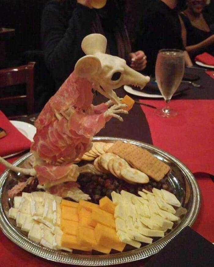 potret hewan yang tampak "terkuruk" (instagram.com/cursed_images)