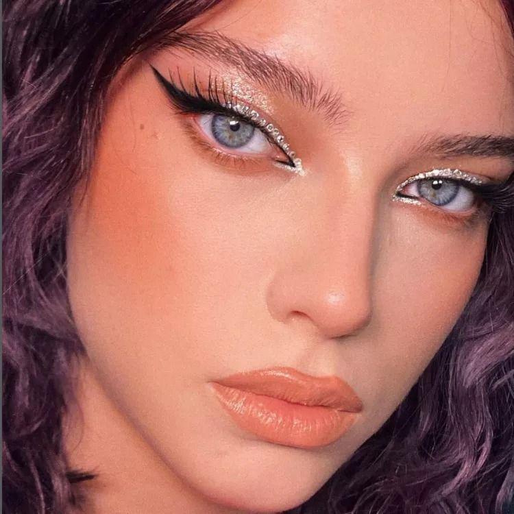 Ide makeup dengan eyeshadow silver (instagram.com/claudiu.burca)