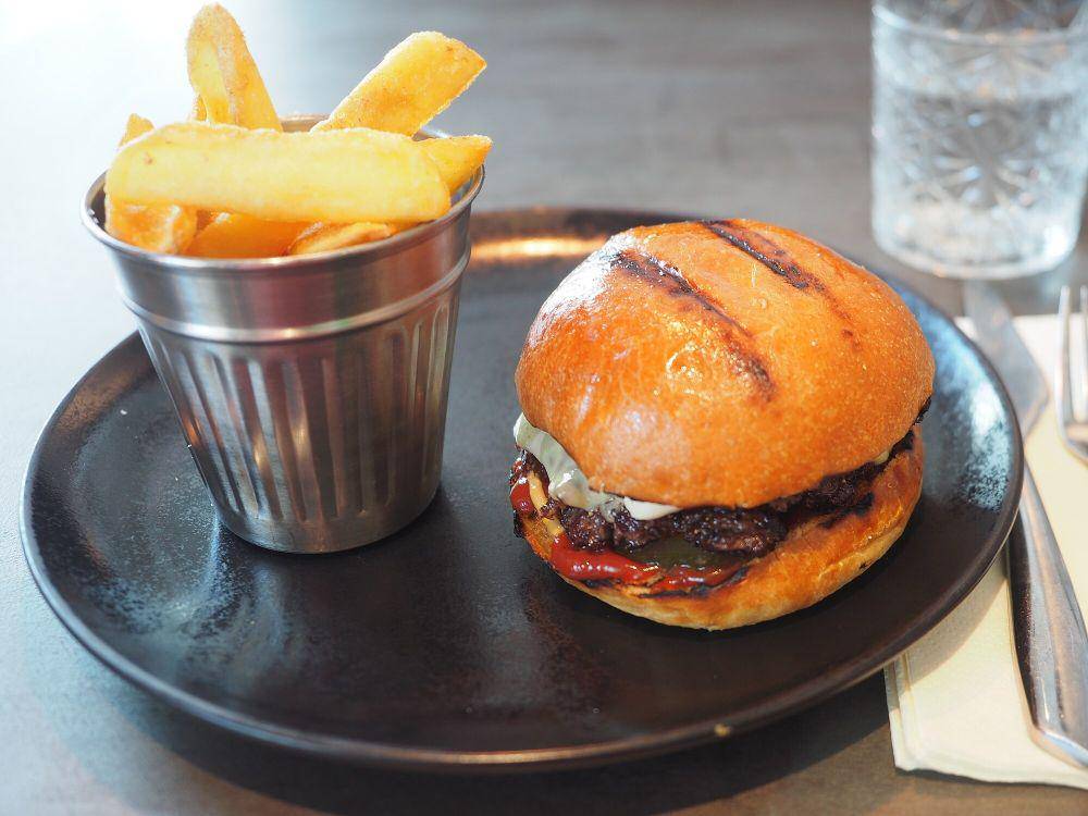 ilustrasi deluxe burger (commons.wikimedia.org/JIP)