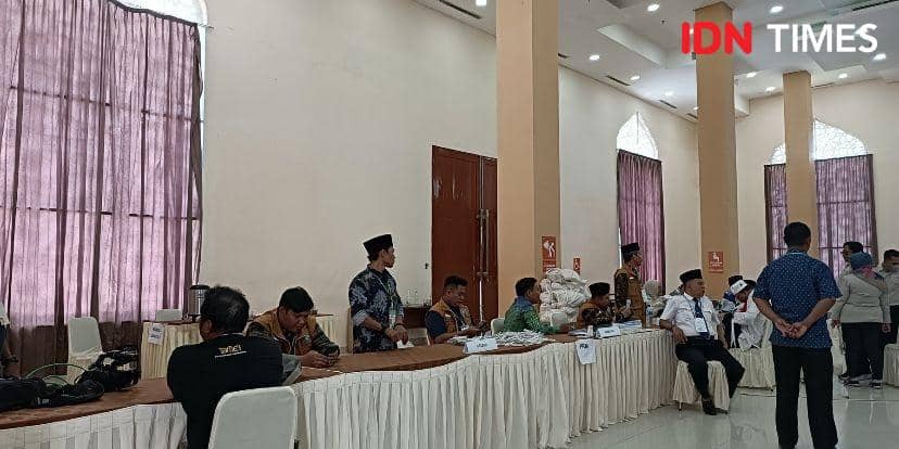 Suasana para calon jemaah Haji di embarkasi Medan (IDN Times/Indah Permata Sari)