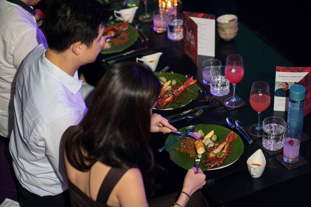 Para pengunjung menikmati hidangan ketiga MARQUEE Experiential Dining pada 24 Mei 2023. Hidangan juga dilengkapi coktail dan mocktai spesial. (Dok. Marina Bay Sands)